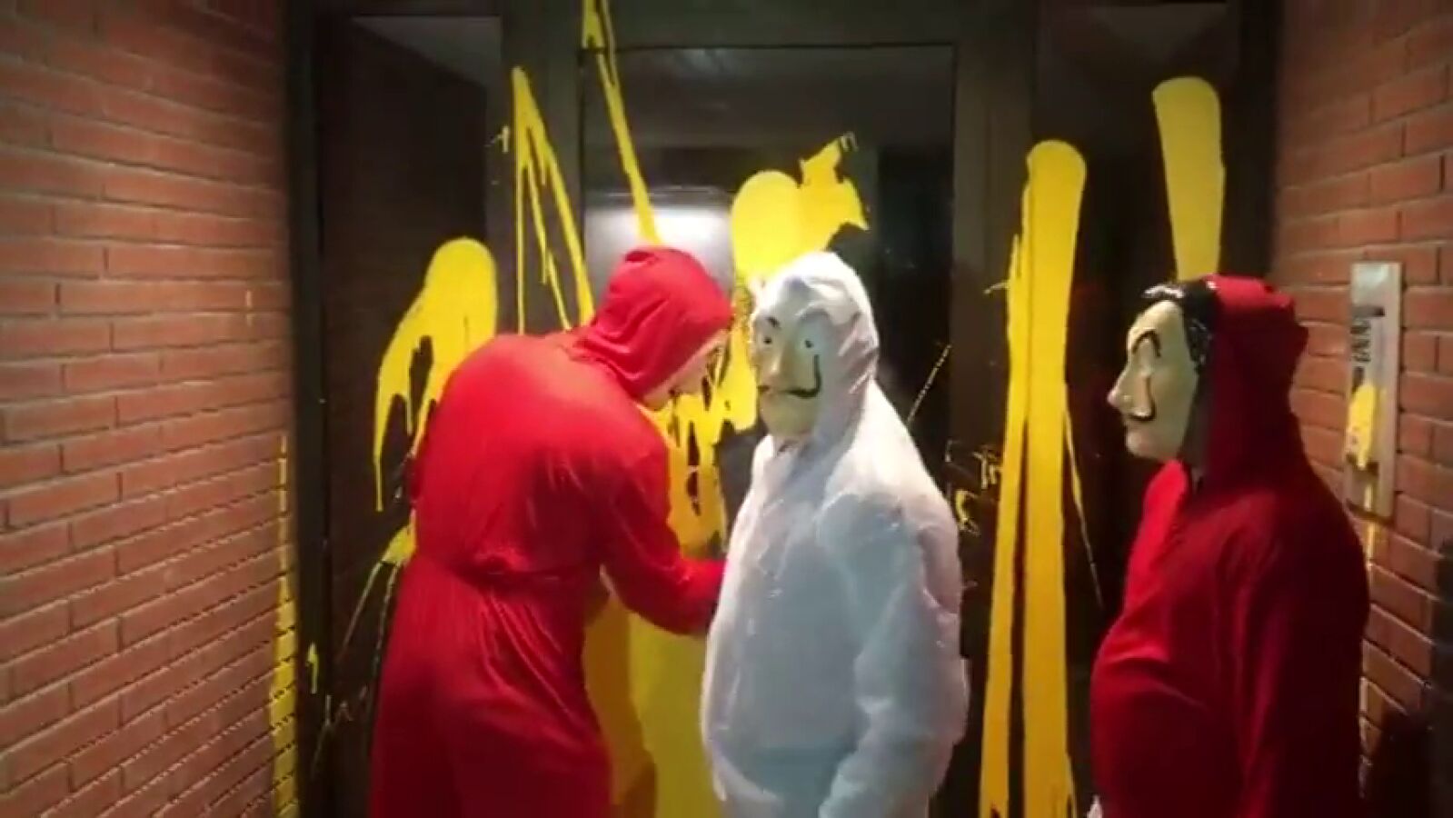 Un grupo de voluntarios limpia las pintadas de Arran en la casa del juez Pablo Llarena