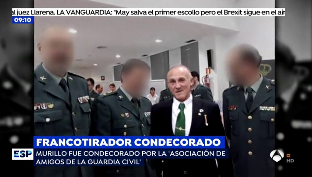 El francotirador que planeaba matar a Sánchez fue condecorado por la asociación privada 'Amigos de la Guardia Civil'