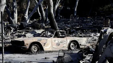Coche calcinado Coche calcinado tras el incendio en California