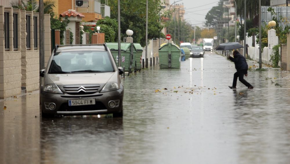 Imagen de una de las calles inundadas de la playa de Gandia