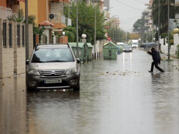 Imagen de una de las calles inundadas de la playa de Gandia