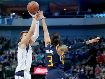 Luka Doncic tira un triple ante la defensa de Ricky Rubio Luka Doncic tira un triple ante la defensa de Ricky Rubio