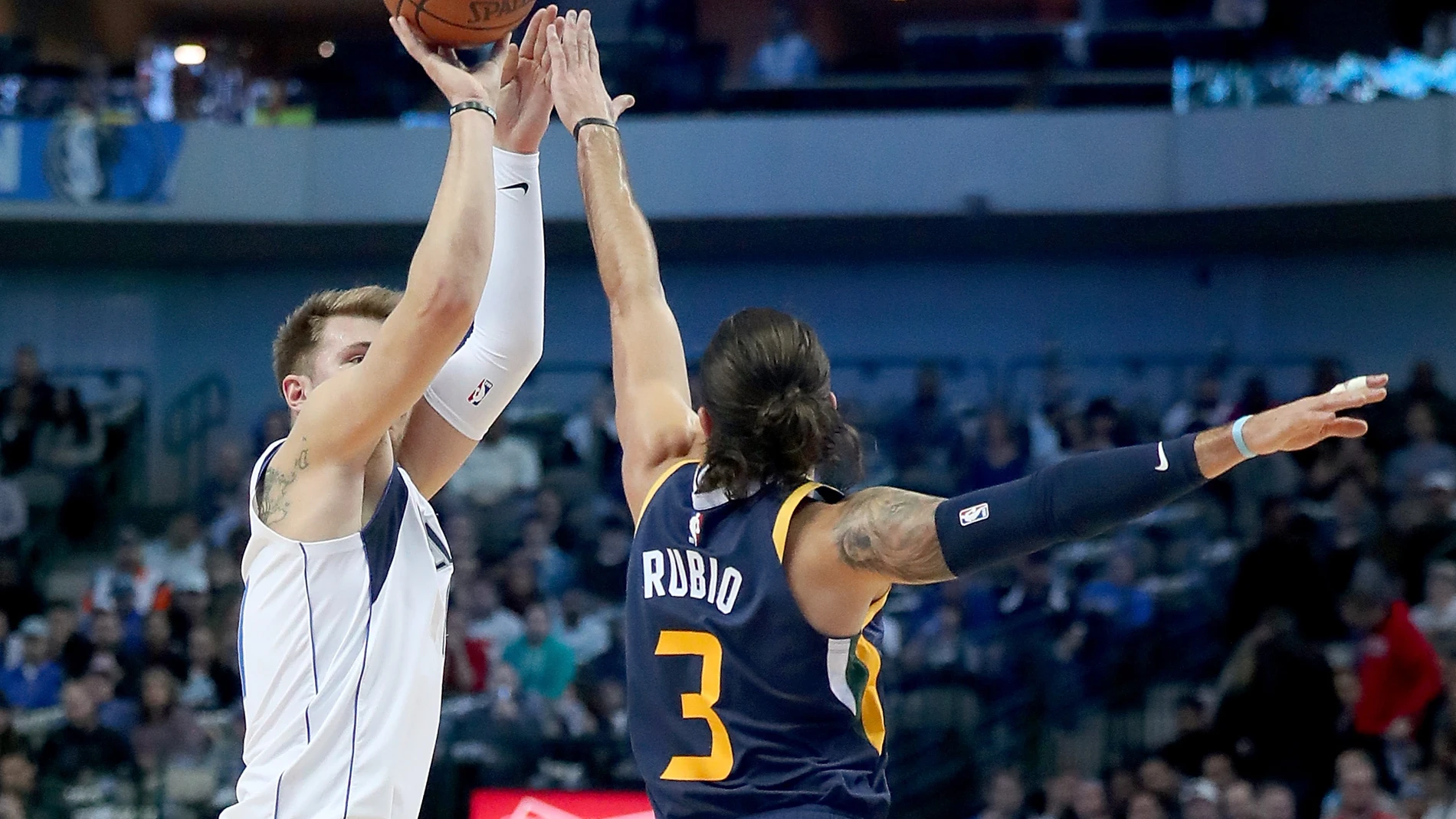 Luka Doncic tira un triple ante la defensa de Ricky Rubio Luka Doncic tira un triple ante la defensa de Ricky Rubio