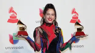 Premios Grammy Latino 2020: Horario y dónde ver la gala en directo desde España | La cantante Rosalía con sus dos Grammy Latinos La cantante Rosalía con sus dos Grammy Latinos