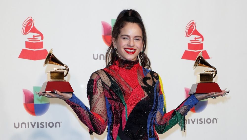 Premios Grammy Latino 2020: Horario y dónde ver la gala en directo desde España | La cantante Rosalía con sus dos Grammy Latinos