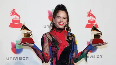 Premios Grammy Latino 2020: Horario y dónde ver la gala en directo desde España | La cantante Rosalía con sus dos Grammy Latinos La cantante Rosalía con sus dos Grammy Latinos
