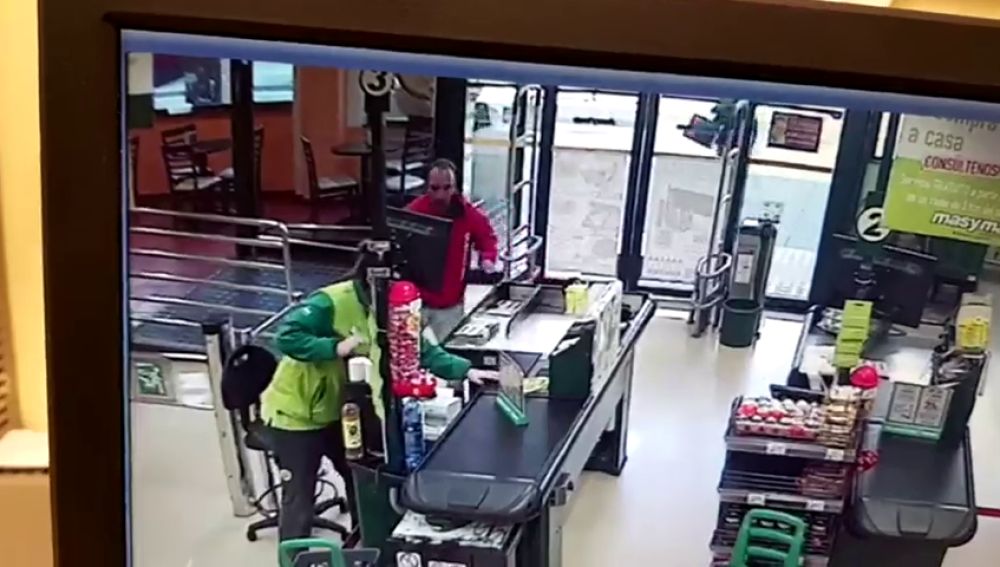 Los clientes de un supermercado reducen a un ladrón en Gijón