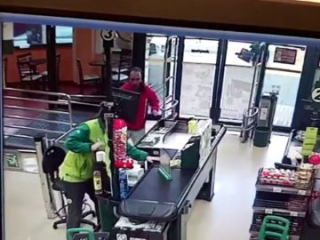Los clientes de un supermercado reducen a un ladrón en Gijón