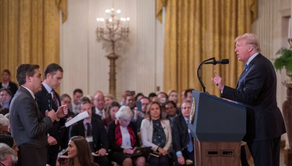 El presidente estadounidense, Donald Trump, increpa a Jim Acosta 