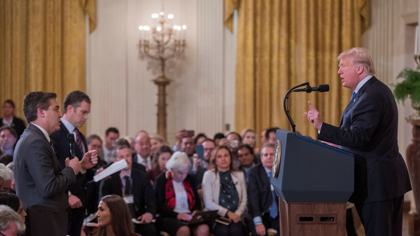 La Casa Blanca devuelve las credenciales al periodista de la CNN vetado