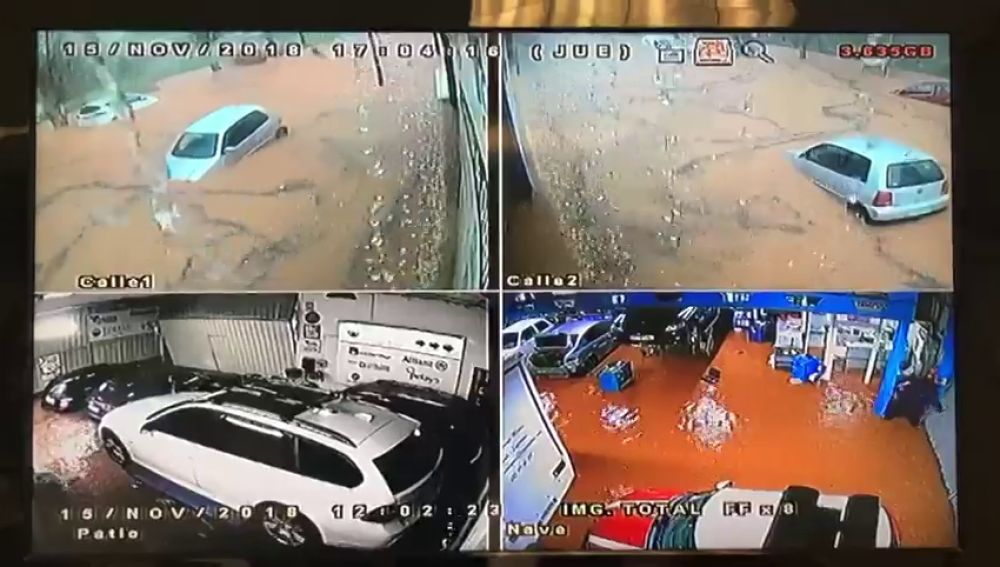 Una cámara recoge cómo se inunda el interior y el exterior de un taller mecánico en Rubí (Barcelona)