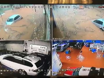 Una cámara recoge cómo se inunda el interior y el exterior de un taller mecánico en Rubí (Barcelona)