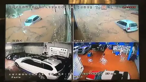 Una cámara recoge cómo se inunda el interior y el exterior de un taller mecánico en Rubí (Barcelona) Una cámara recoge cómo se inunda el interior y el exterior de un taller mecánico en Rubí (Barcelona)