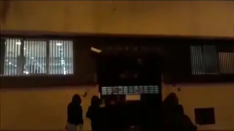 Arran lanza pintura contra la comisaría de la Policía Nacional en Terrasa Arran lanza pintura contra la comisaría de la Policía Nacional en Terrasa