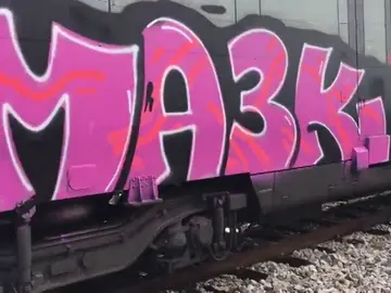 Imagen de un tren de Renfe con un grafiti. Imagen de un tren de Renfe con un grafiti.