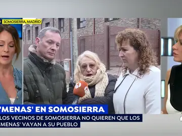Los vecinos de Somosierra se niegan a convivir con los 'menas': "No me importa que traigan personas que realmente se puedan integrar, pero ellos no lo harán" Los vecinos de Somosierra se niegan a convivir con los 'menas': "No me importa que traigan personas que realmente se puedan integrar, pero ellos no lo harán"