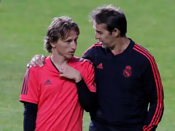 Modric dialoga con Lopetegui Modric dialoga con Lopetegui