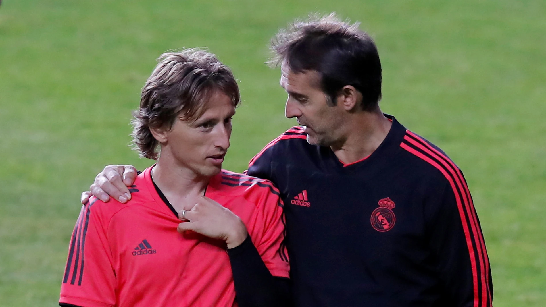 Modric dialoga con Lopetegui Modric dialoga con Lopetegui