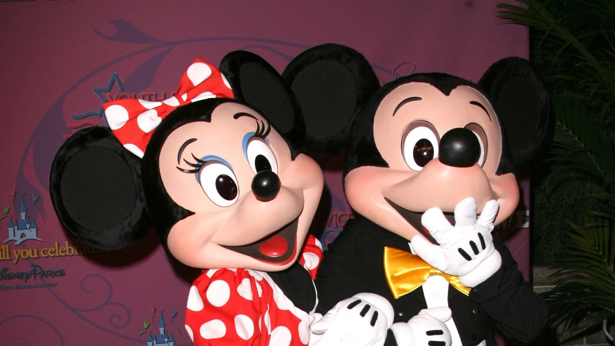 La reacción de Mickey cuando un hombre pide matrimonio a Minnie ante sus narices - Noticia