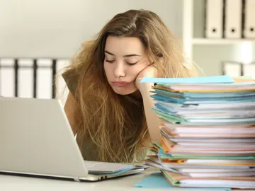 Mujer cansada mientras trabaja Mujer cansada mientras trabaja