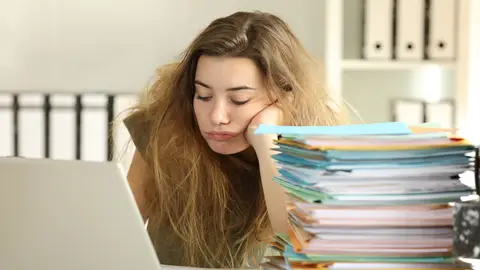 Mujer cansada mientras trabaja Mujer cansada mientras trabaja