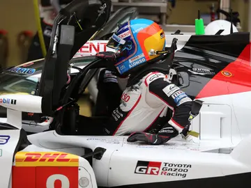 Fernando Alonso, subiéndose a su Toyota Fernando Alonso, subiéndose a su Toyota
