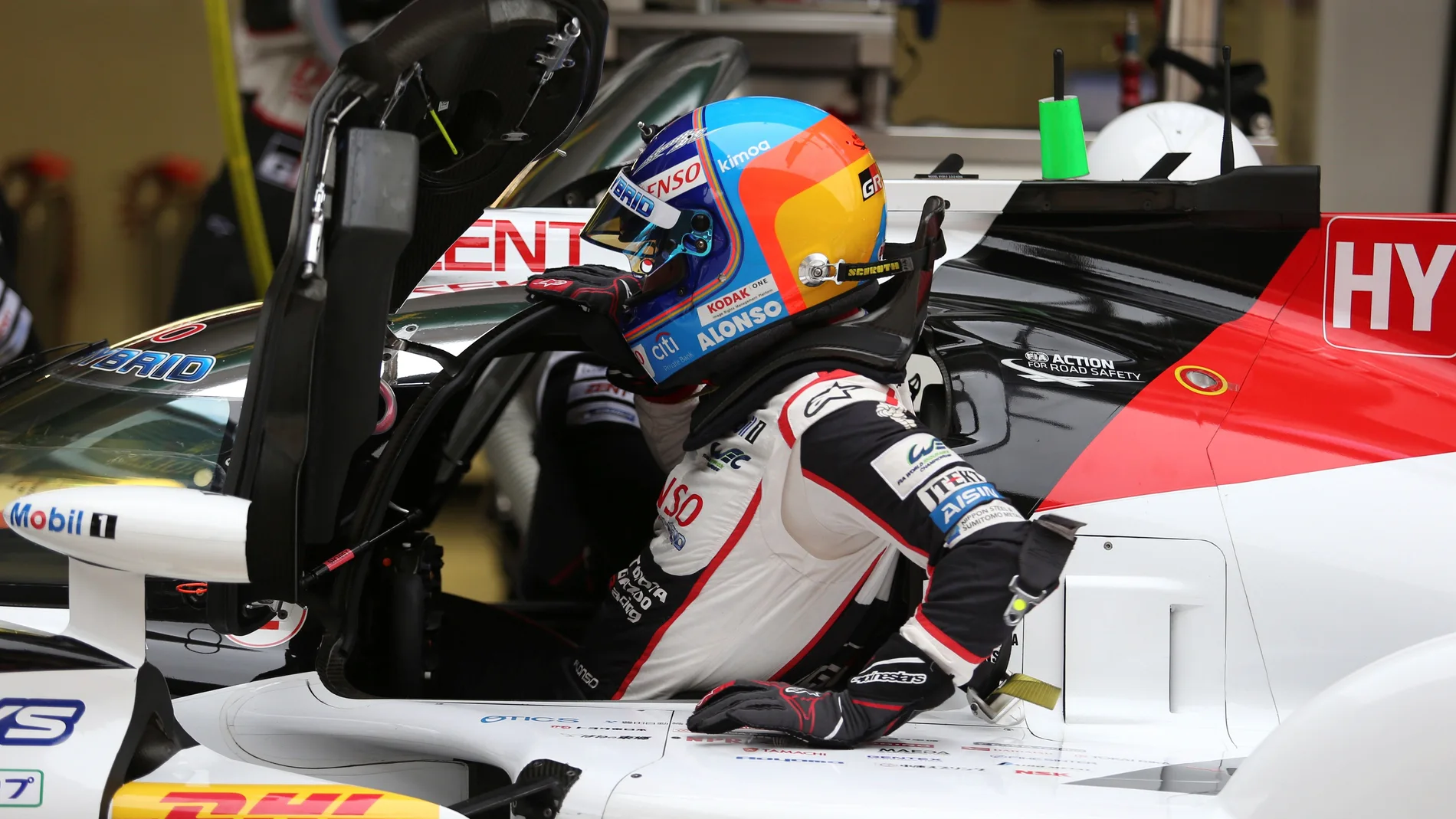 Fernando Alonso, subiéndose a su Toyota