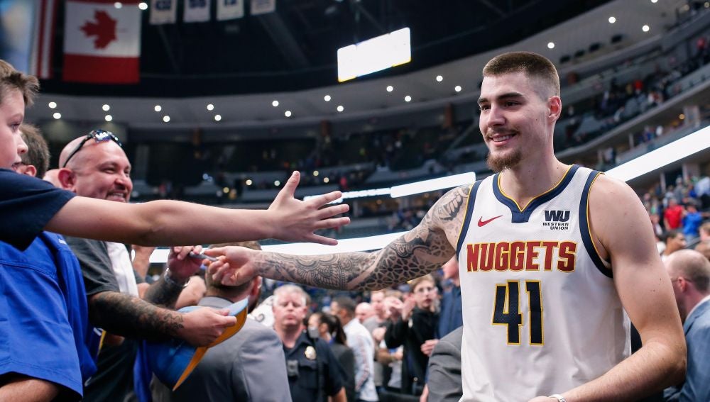 Juancho Hernangómez saluda a los fans de los Denver Nuggets