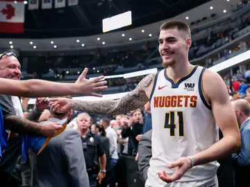 Juancho Hernangómez saluda a los fans de los Denver Nuggets Juancho Hernangómez saluda a los fans de los Denver Nuggets