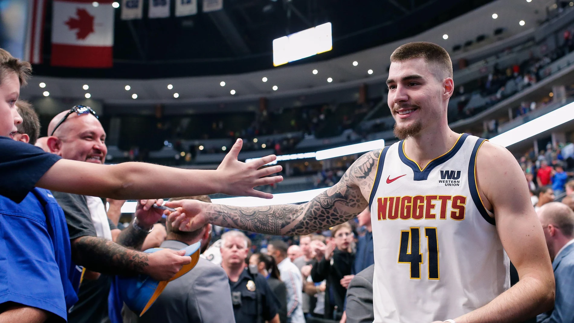 Juancho Hernangómez saluda a los fans de los Denver Nuggets Juancho Hernangómez saluda a los fans de los Denver Nuggets