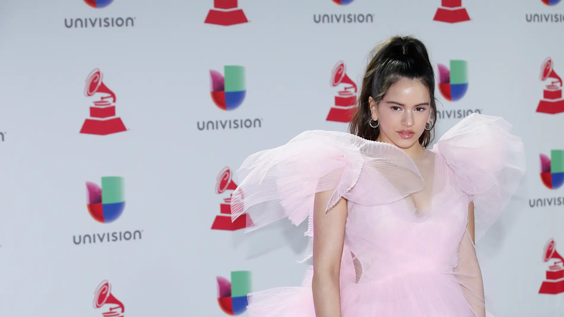 Rosalía deslumbra en la alfombra roja de los Grammy Latinos