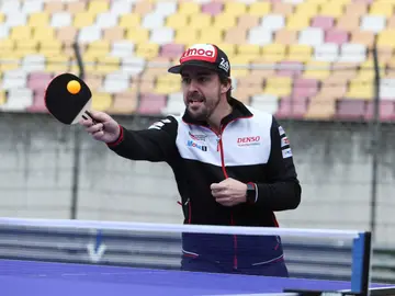Fernando Alonso se relaja jugando al ping-pong Fernando Alonso se relaja jugando al ping-pong