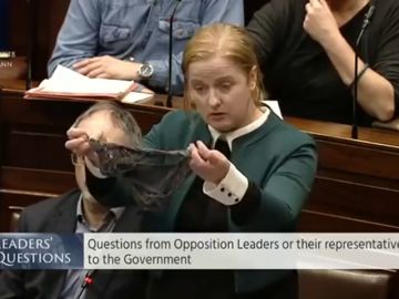 La diputada Ruth Coppinger muestra un tanga en el parlamento irlandés para protestar contra una sentencia de violación