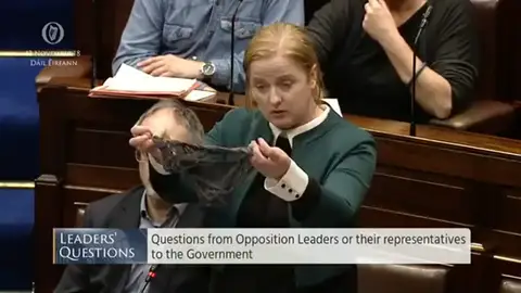 La diputada Ruth Coppinger muestra un tanga en el parlamento irlandés para protestar contra una sentencia de violación La diputada Ruth Coppinger muestra un tanga en el parlamento irlandés para protestar contra una sentencia de violación