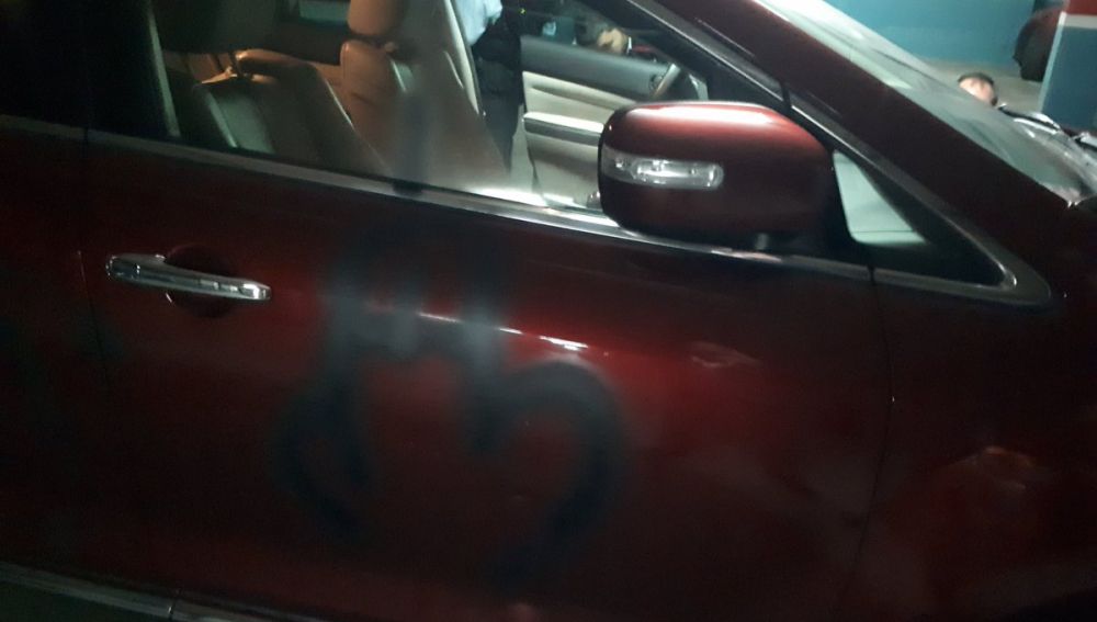 Pintadas en el coche de Alejandro Fernández
