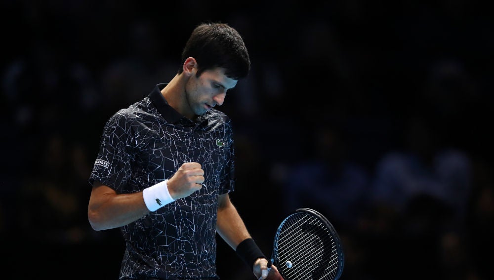 Novak Djokovic levanta el puño para celebrar su victoria