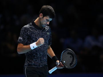 Novak Djokovic levanta el puño para celebrar su victoria