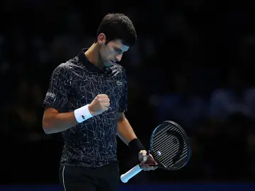 Novak Djokovic levanta el puño para celebrar su victoria Novak Djokovic levanta el puño para celebrar su victoria