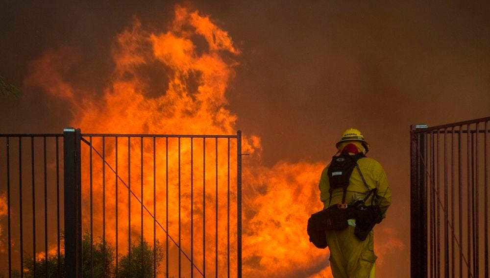 Un bombero combatiendo el fuego en California