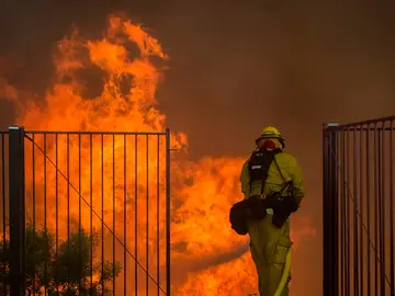 Un bombero combatiendo el fuego en California Un bombero combatiendo el fuego en California