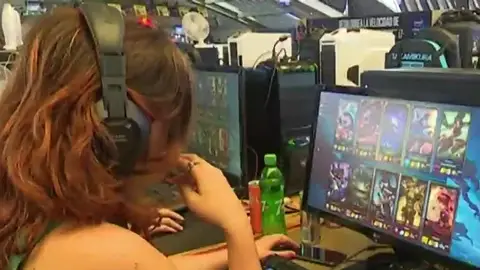 Chica jugando a videojuegos Chica jugando a videojuegos
