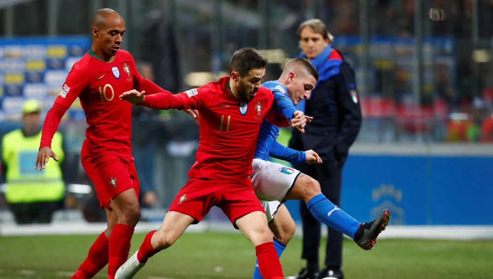 Verratti intenta proteger el balón ante Bernardo Silva y Joao Mario