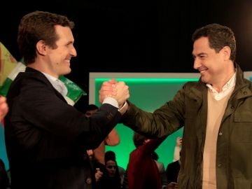 Pablo Casado junto a Juanma Moreno