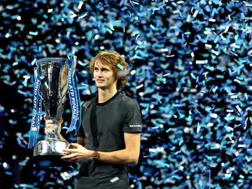 Zverev alza el título de la Copa Masters en Londres Zverev alza el título de la Copa Masters en Londres