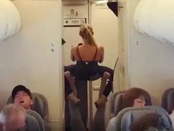 La pareja realizando posturas de yoga La pareja realizando posturas de yoga