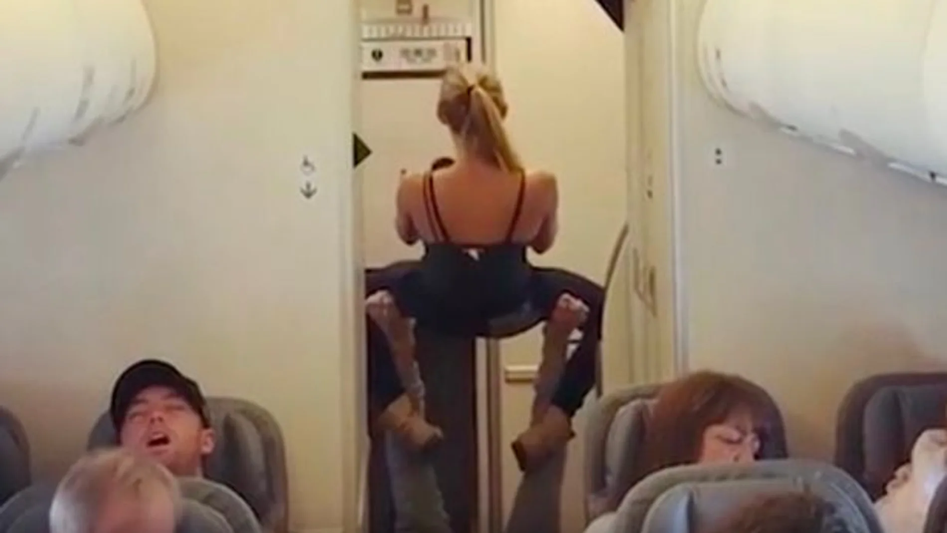 La pareja realizando posturas de yoga La pareja realizando posturas de yoga