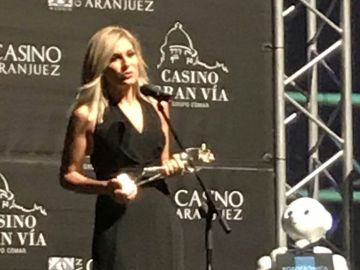 Sandra Golpe, con la Antena de Oro Sandra Golpe, con la Antena de Oro