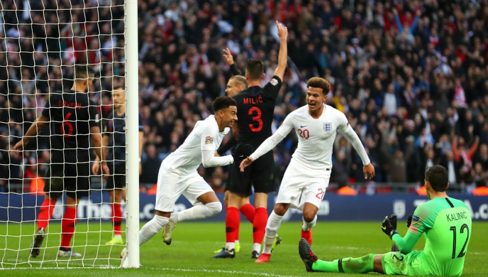 Lindgard celebra un gol con Inglaterra