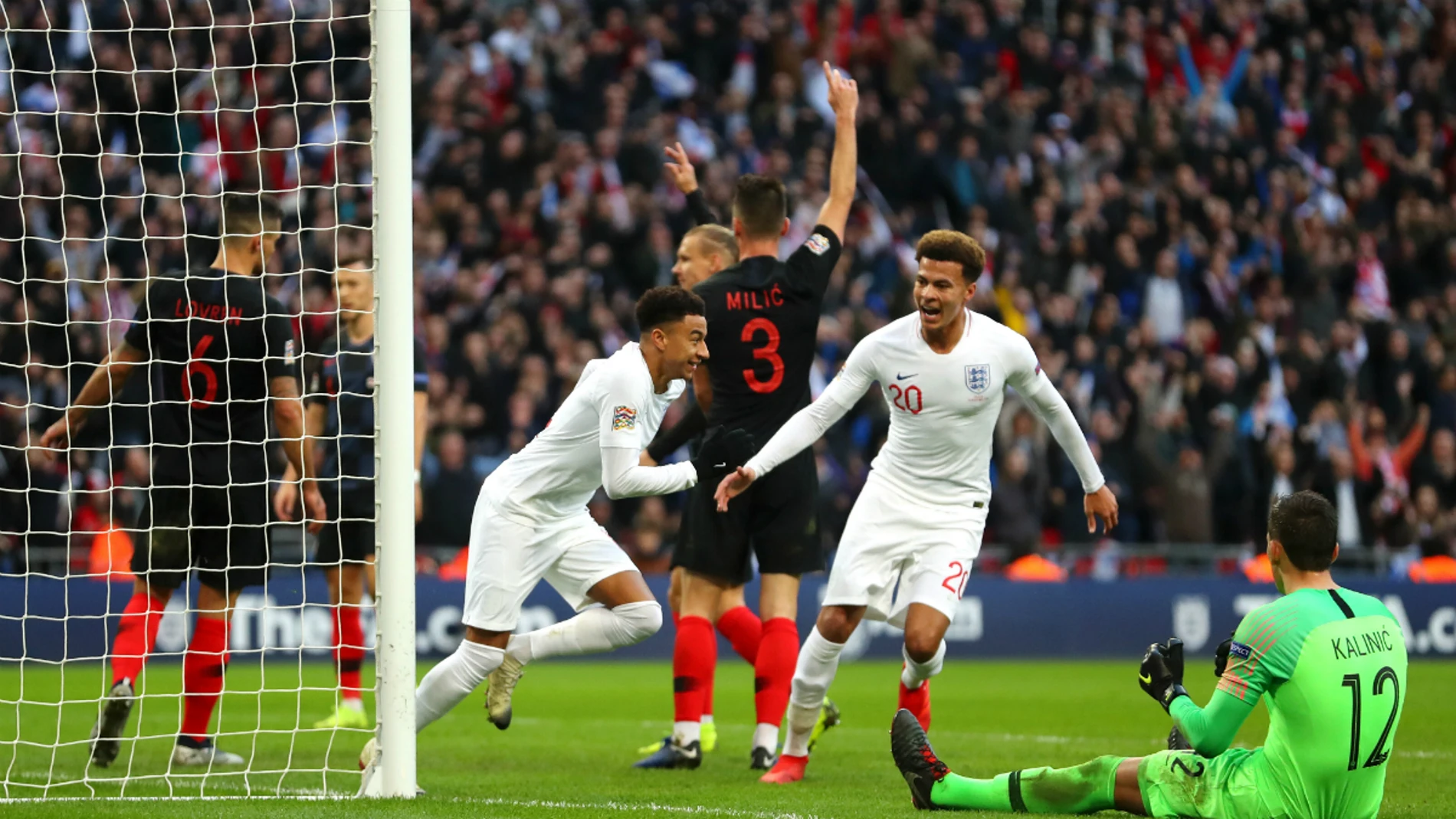 Lindgard celebra un gol con Inglaterra Lindgard celebra un gol con Inglaterra