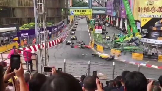 La piloto Sophia Floersch, con vida tras sufrir un sobrecogedor accidente en el GP de Macao